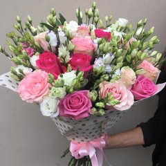  Bouquet of pink roses and white lisianthus